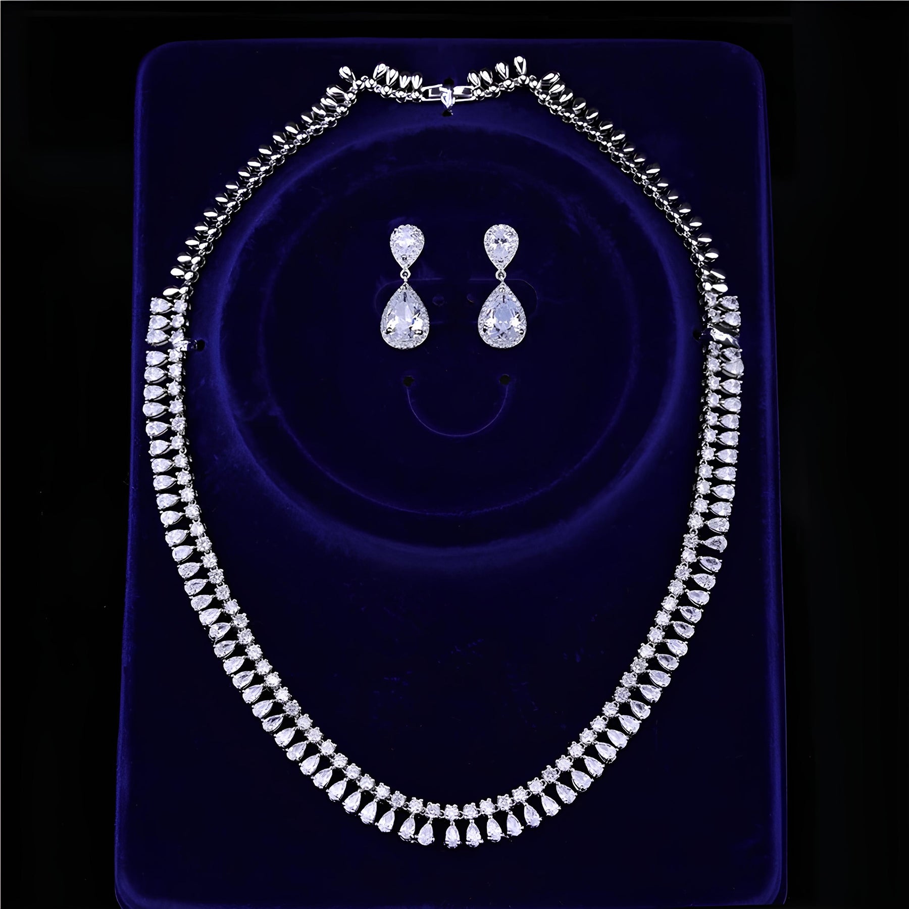 Conjunto de Joias Majestade – Brincos e Colar Gota de Cristal