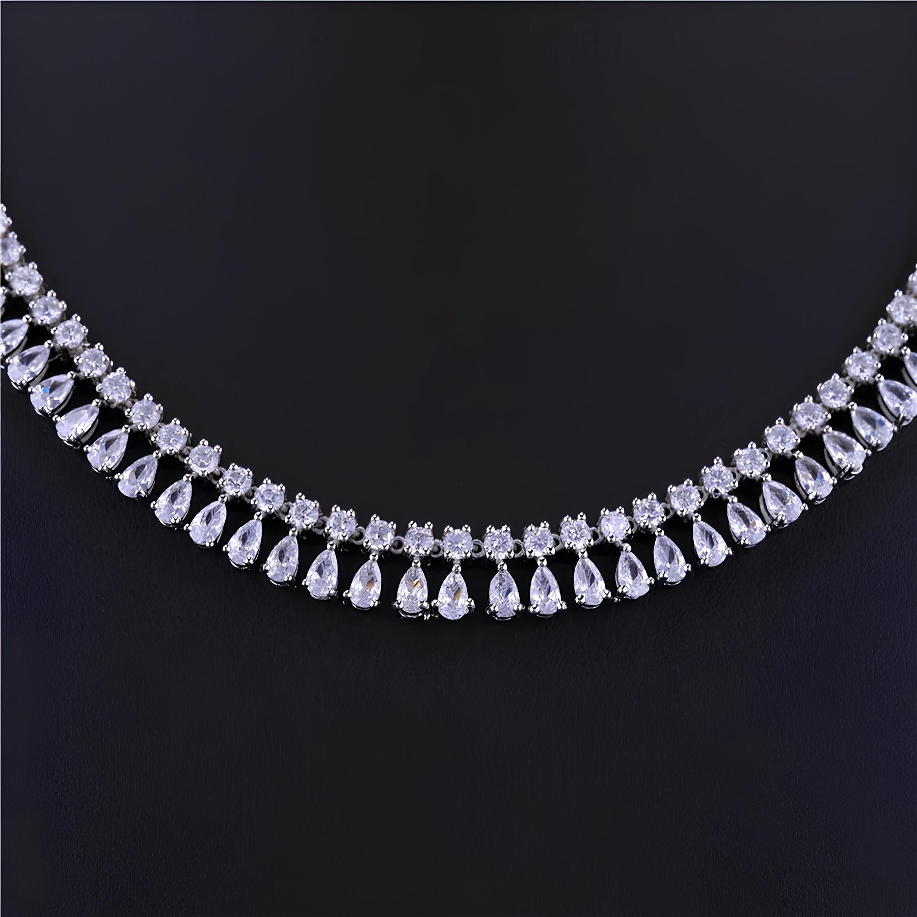 Conjunto de Joias Majestade – Brincos e Colar Gota de Cristal