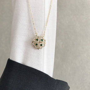 Colar Amuleto Dourado