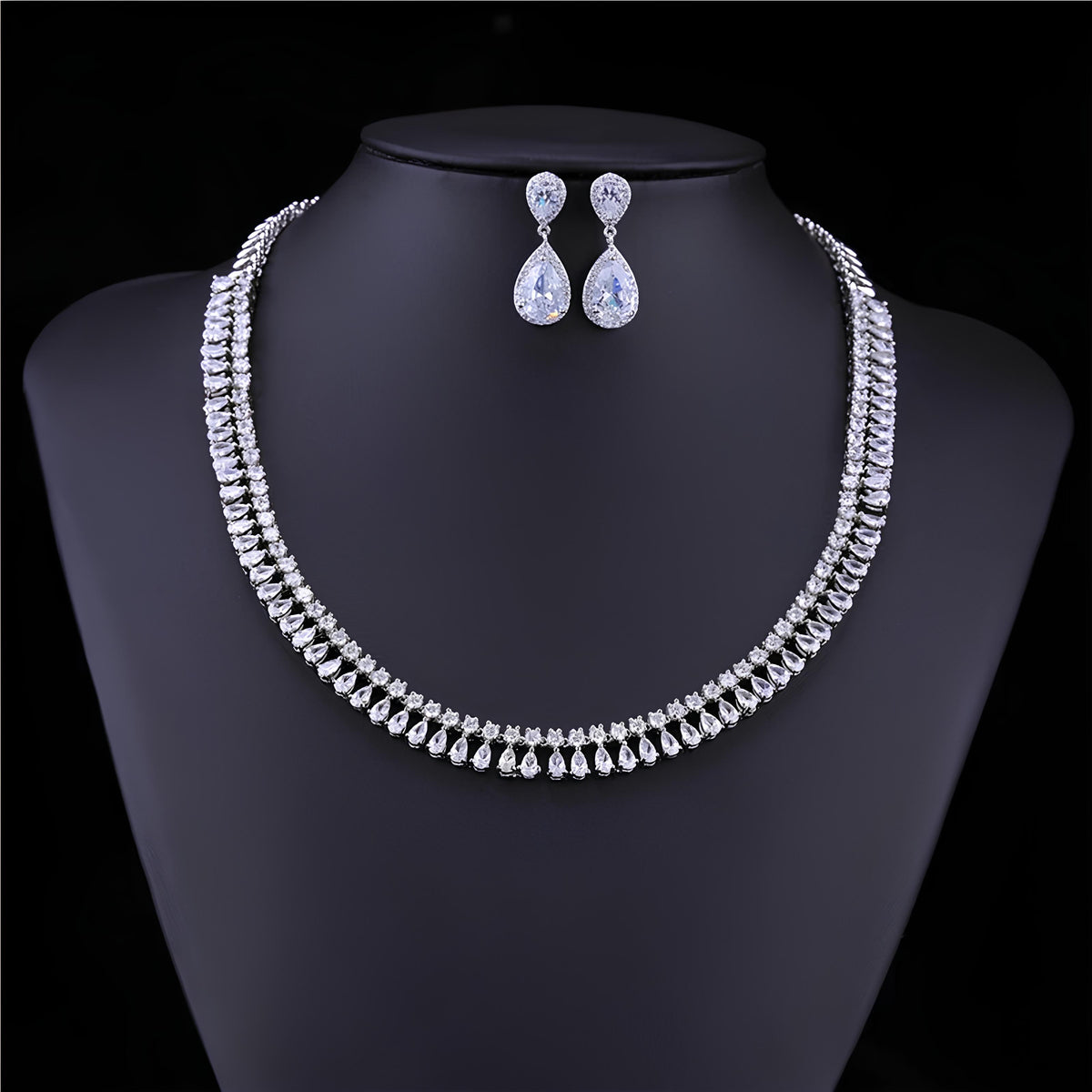Conjunto de Joias Majestade – Brincos e Colar Gota de Cristal