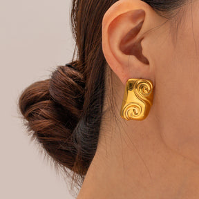 Brinco Esculpido Dourado