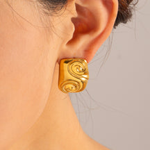 Brinco Esculpido Dourado